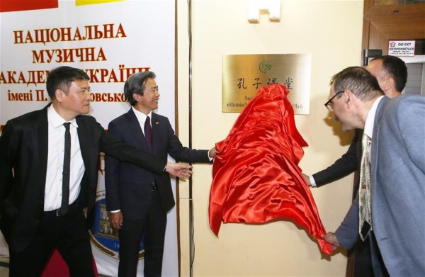 Caring Chinese teacher cheers up Ukrainians amid COVID-19