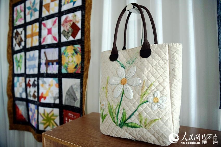 Ordos sets up poverty alleviation embroidery workshop