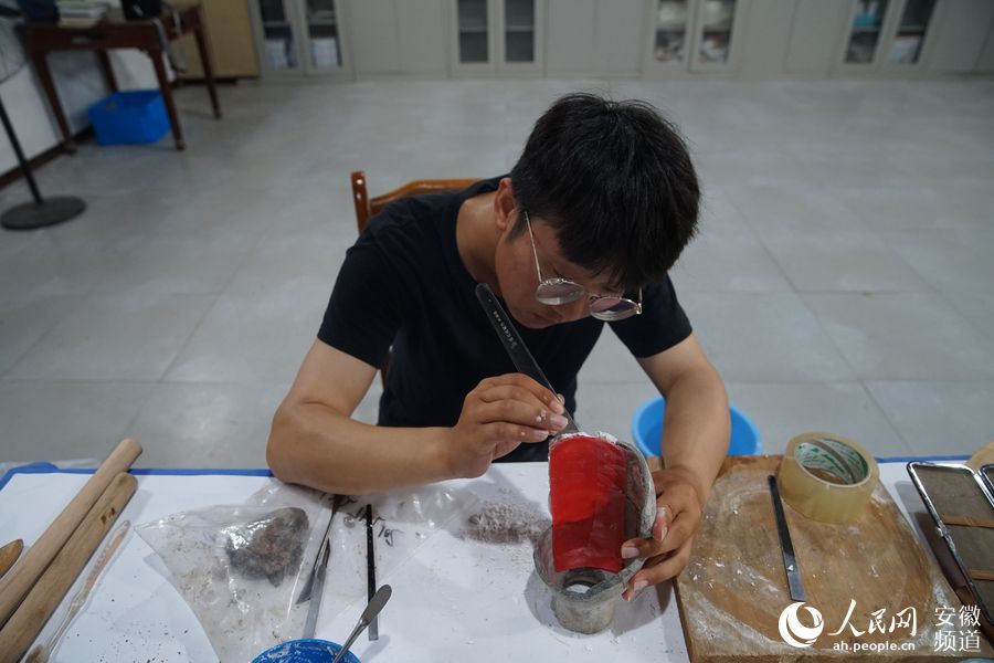 China's post-95s cultural relic restorer overcomes professional stereotype