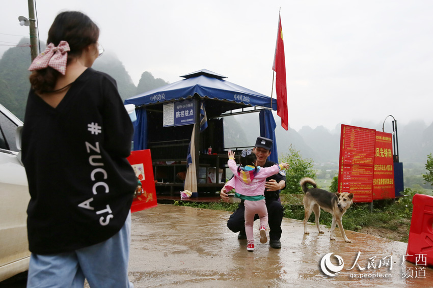 China's border police reunite with their families to celebrate Mid-Autumn Festival, National Day