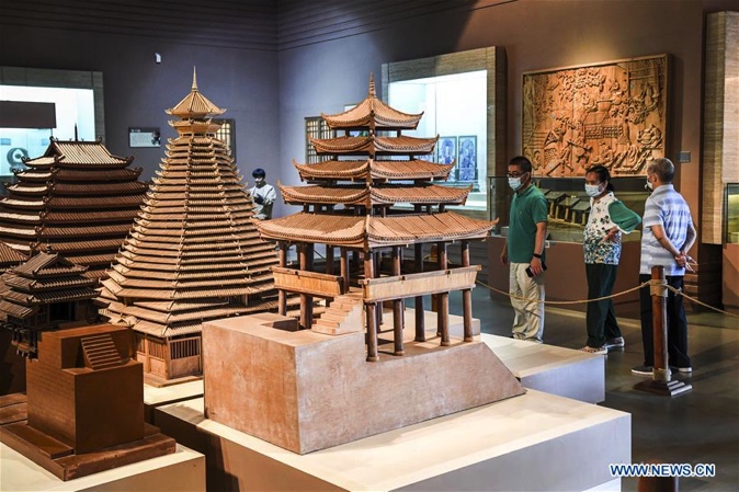 People enjoy National Day holiday across China