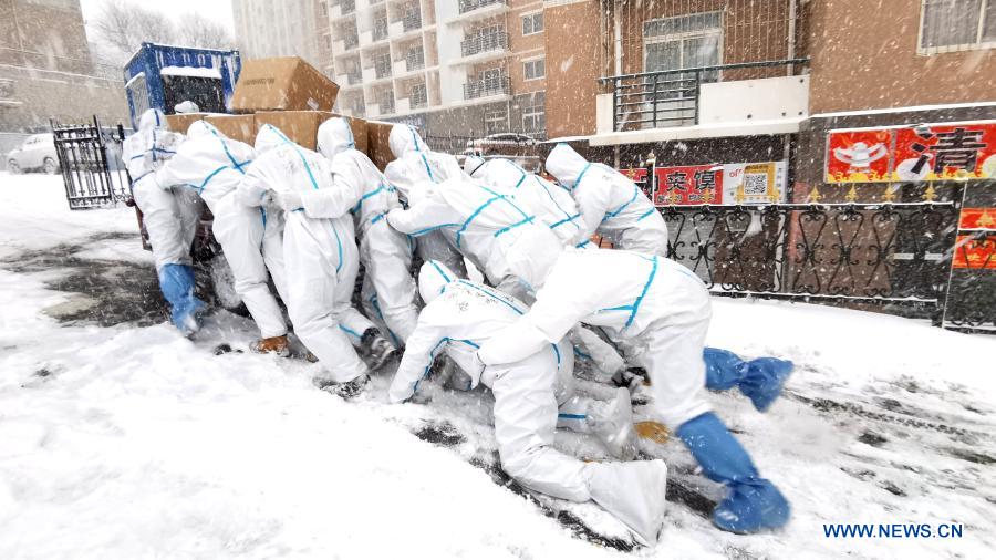 Anti-epidemic volunteers deliver supplies in Dalian Ocean University