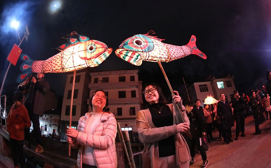 Villagers in E China's Anhui hold fish-shaped lanterns parade to celebrate Lantern Festival