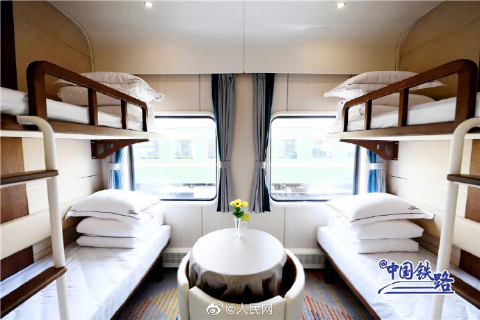 Panda-themed train begins operation in SW China