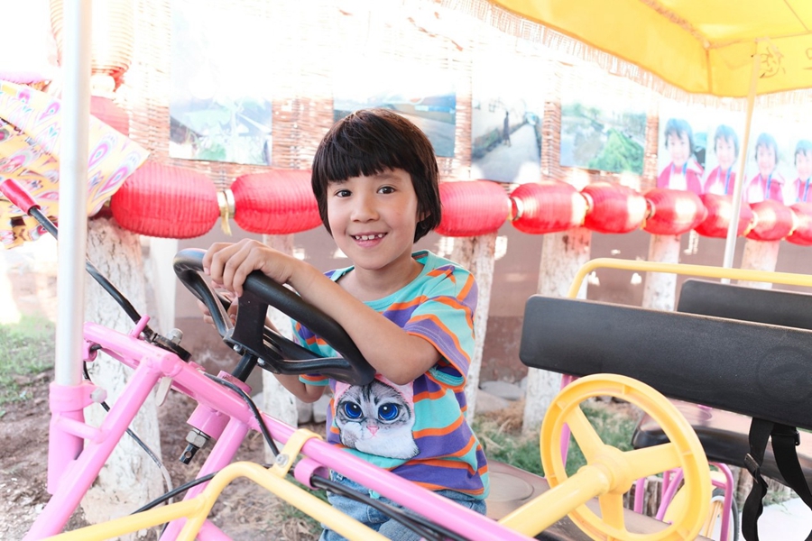 Smiling kids in Xinjiang