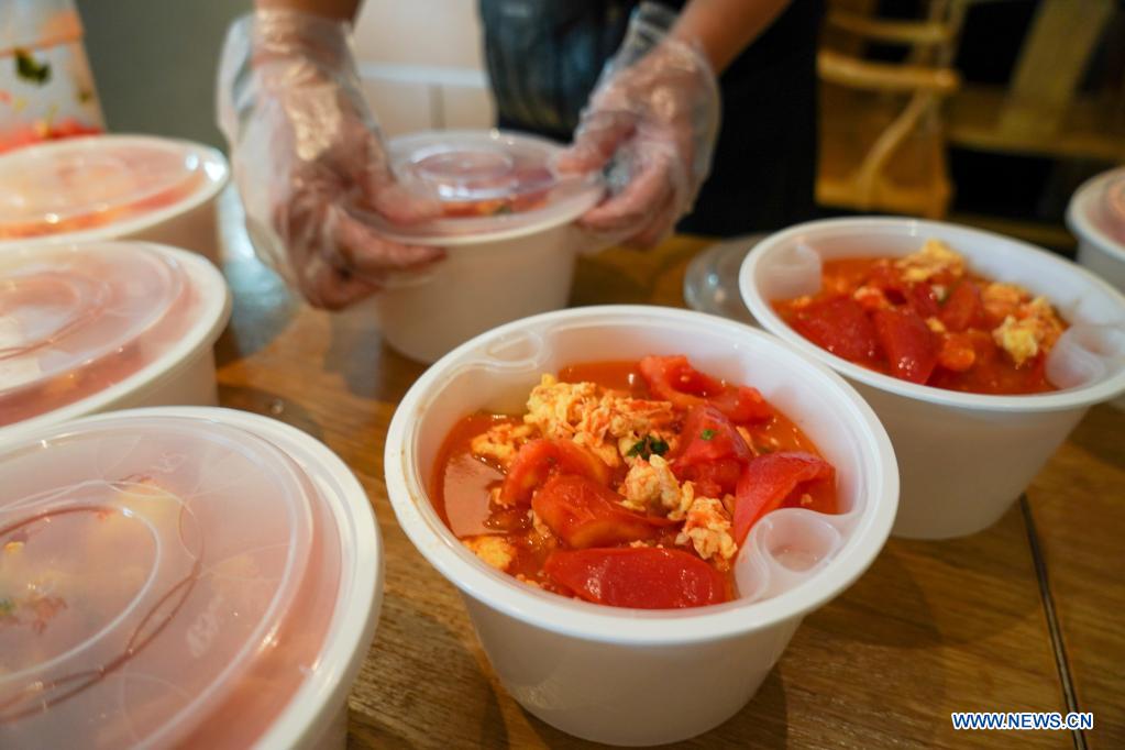 E China's community organizes catering team to help seniors citizens in COVID-19 fight