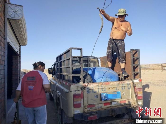 Residents in N China's Inner Mongolia persistently protect rare wild animals