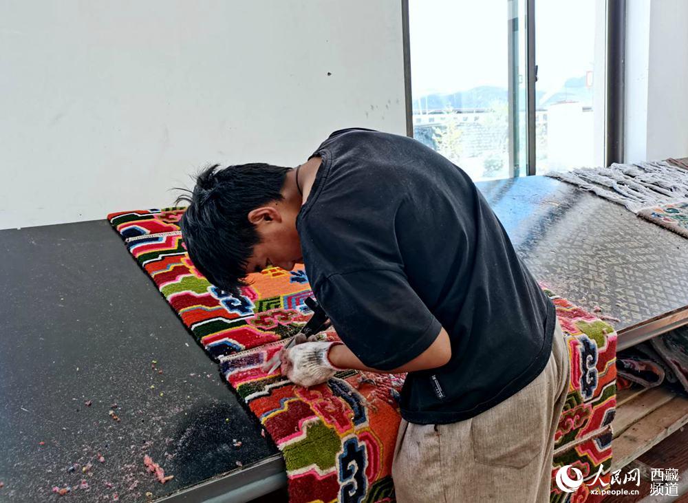 Young entrepreneurs in SW China’s Tibet help improve local people’s lives through traditional carpets