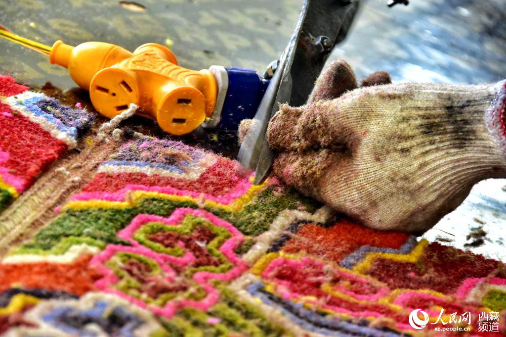 Young entrepreneurs in SW China’s Tibet help improve local people’s lives through traditional carpets