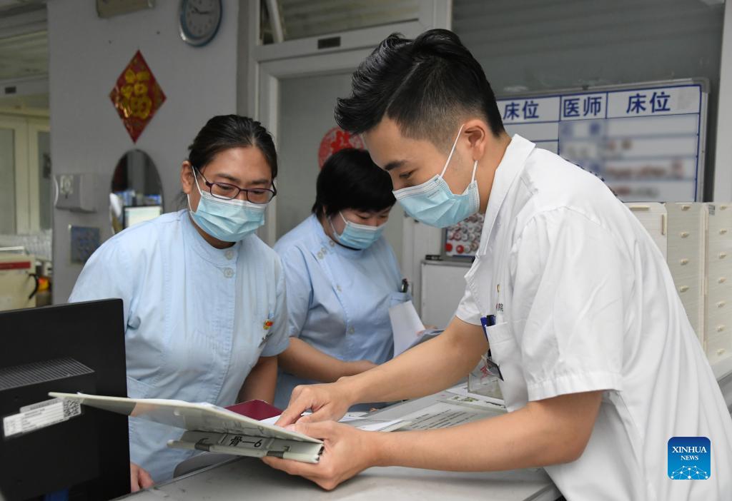 Pic story: medical worker sticks to post during National Day holiday