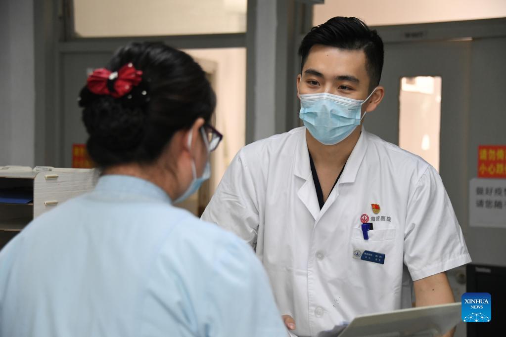 Pic story: medical worker sticks to post during National Day holiday
