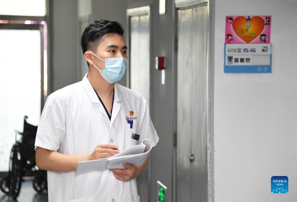 Pic story: medical worker sticks to post during National Day holiday