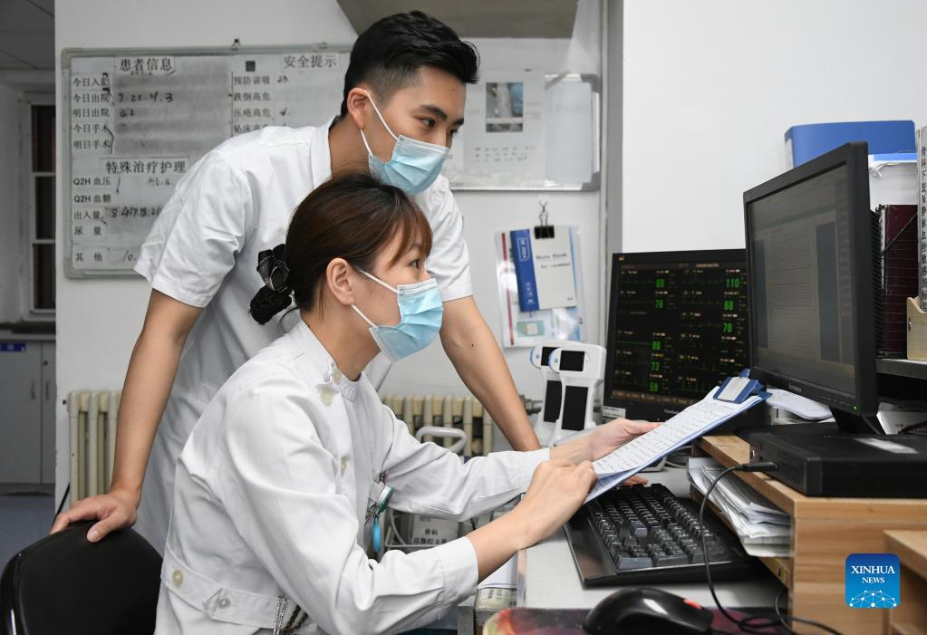 Pic story: medical worker sticks to post during National Day holiday