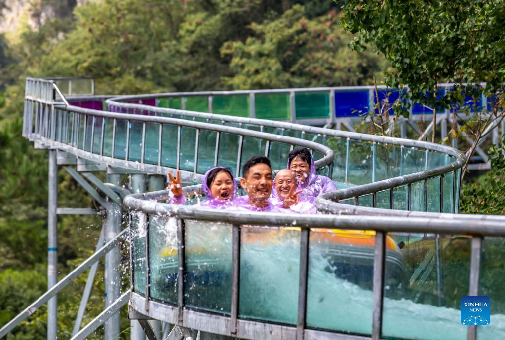 People enjoy National Day holiday across China