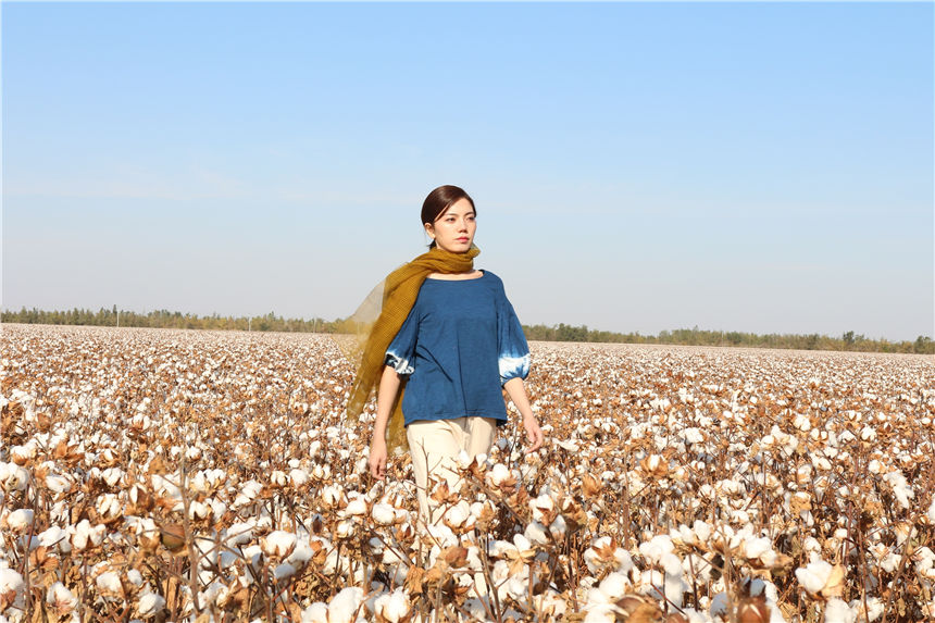 Fashion show held in cotton field in Xinjiang
