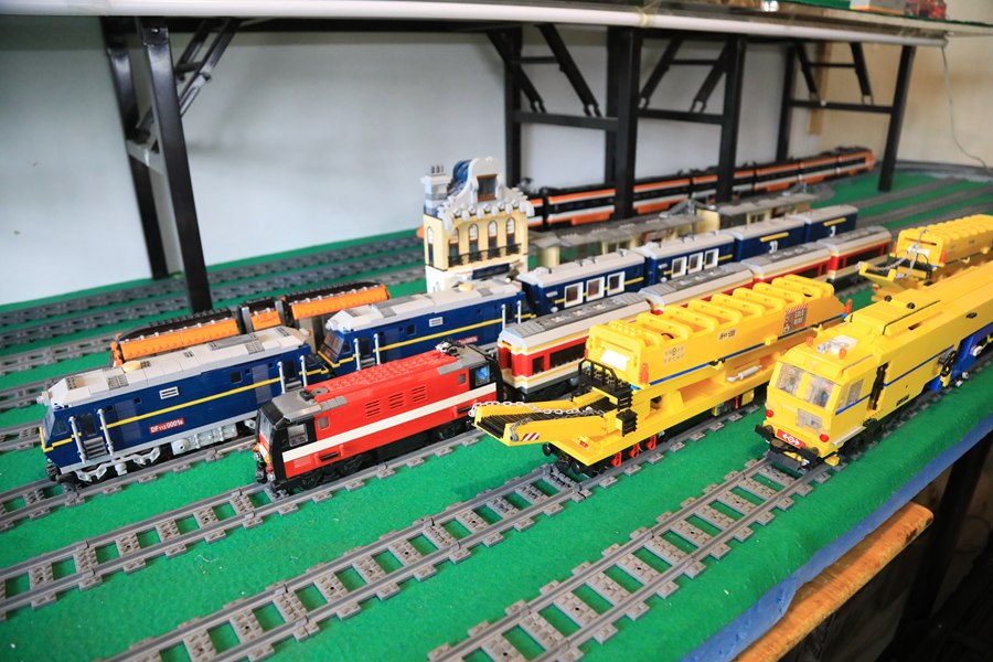 Chinese railway worker builds a