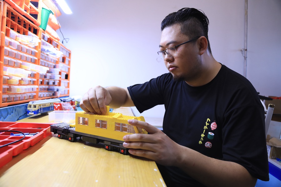 Chinese railway worker builds a