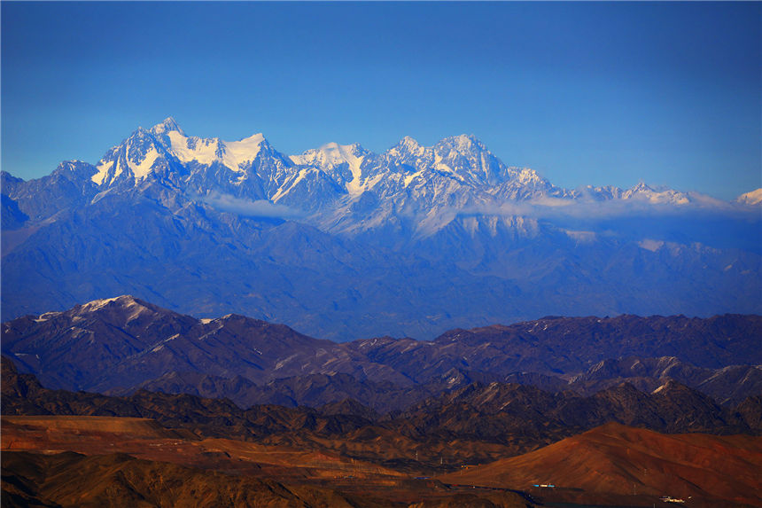 Magnificent Xinjiang: snow-covered grassland forms an enchanting sight