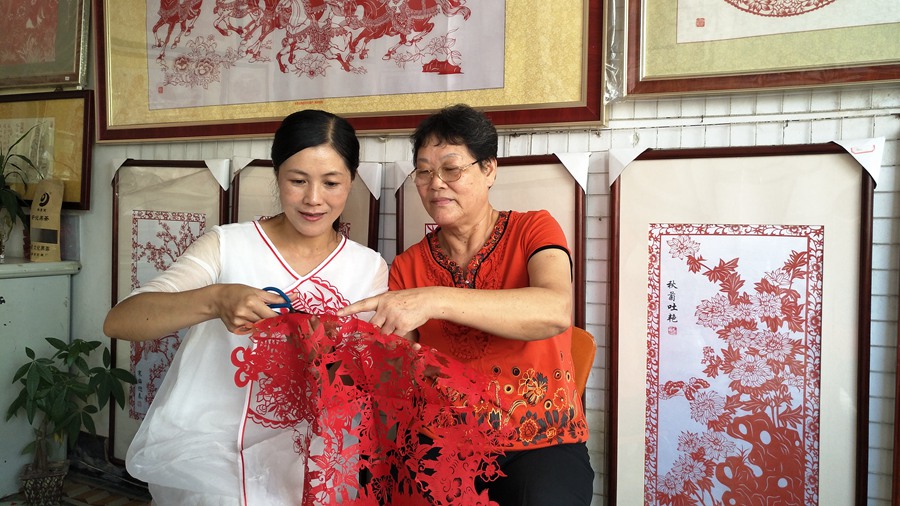 SE China’s Fujian carries on intangible heritage of Zhangpu paper-cutting with nothing but colored paper, pair of scissors in hand