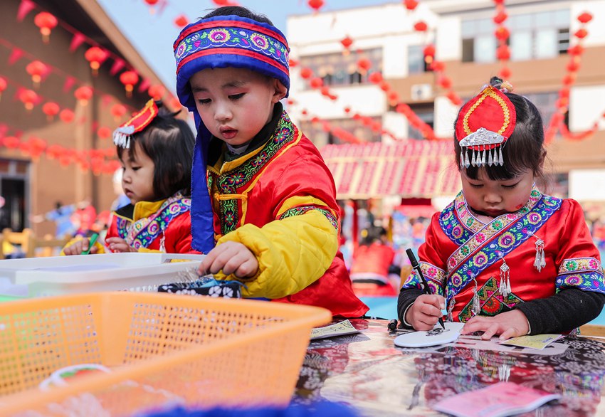 Kids celebrate the Dong New Year in SW China’s Guizhou