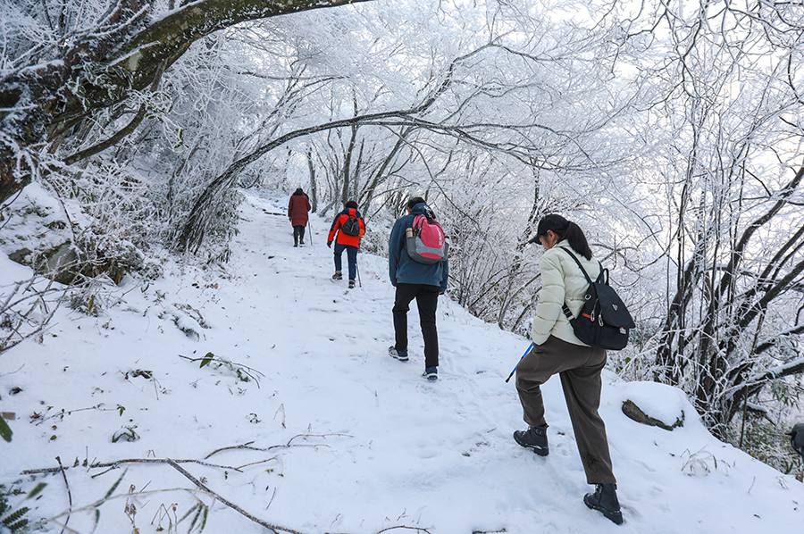 Enchanting sight after snowfall at Jingshe Ancient Road in E China's Anhui