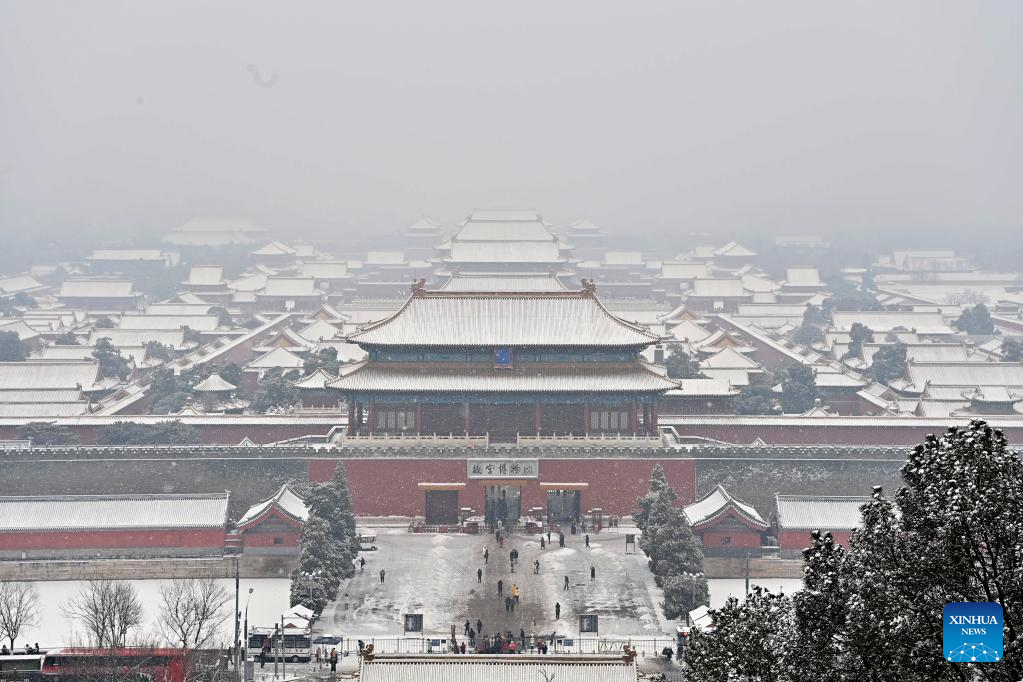 People enjoy snow scenery at scenic spots in Beijing