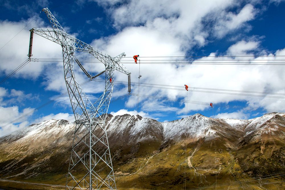 Helicopter rises on high to check power line in SW China’s Tibet