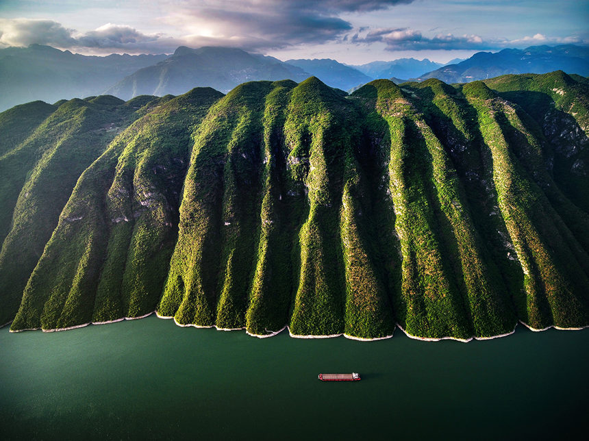 Summer scenery unfolds along Yangtze River's Three Gorges