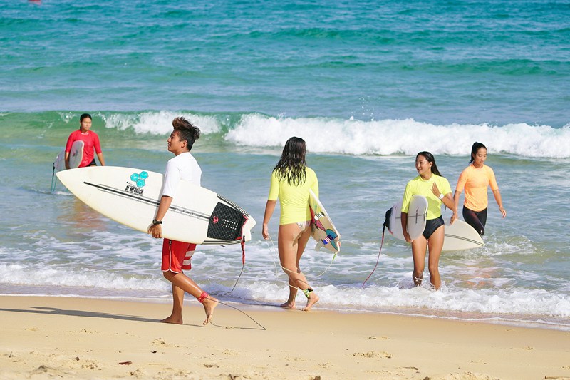 Riyue Bay in south China’s Hainan becomes surfing mecca for Chinese youngsters looking for chance to ride the waves