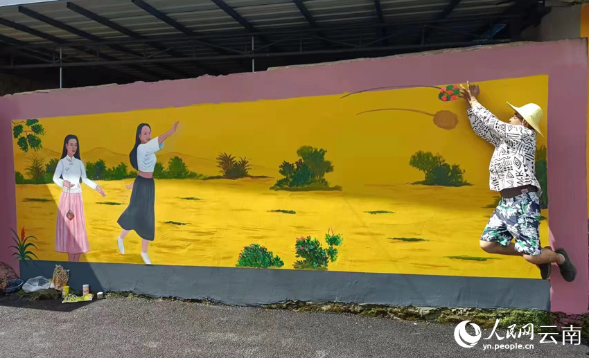 Young Chinese artists create magnificent wall paintings to beautify hometown in border region of SW China’s Yunnan