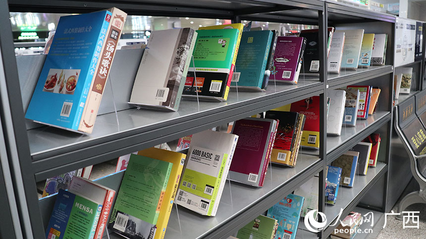 Liuzhou Railway Station in S China's Guangxi turns waiting hall into