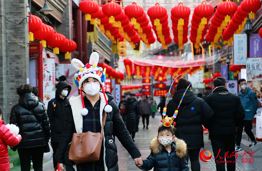 In pics: Commercial street in N China's Tianjin immersed in festive atmosphere