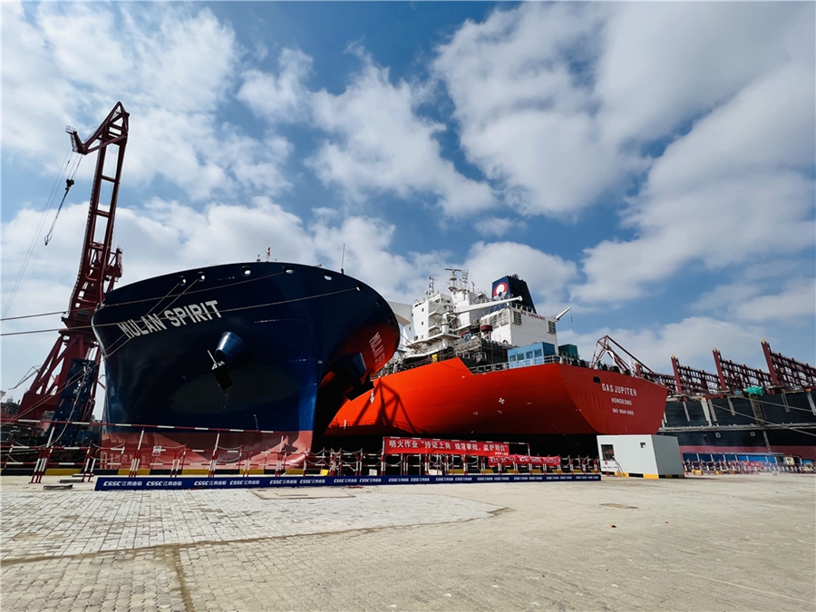 Two domestically-built gas carriers leave dock in Shanghai