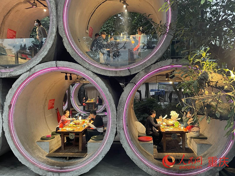 Barbecue restaurant with cement pipe design in SW China's Chongqing goes viral