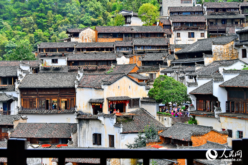 Villagers sun-dry crops in Wuyuan, E China's Jiangxi