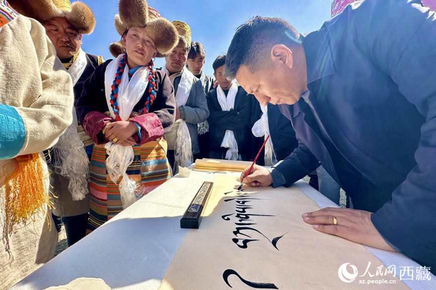 Farmers in SW China's Xizang hold grand ceremony to celebrate start of spring plowing