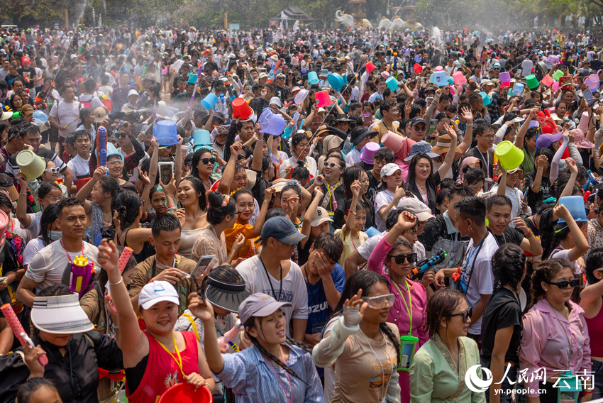 People celebrate water-splashing festival in Menglian, SW China's Yunnan