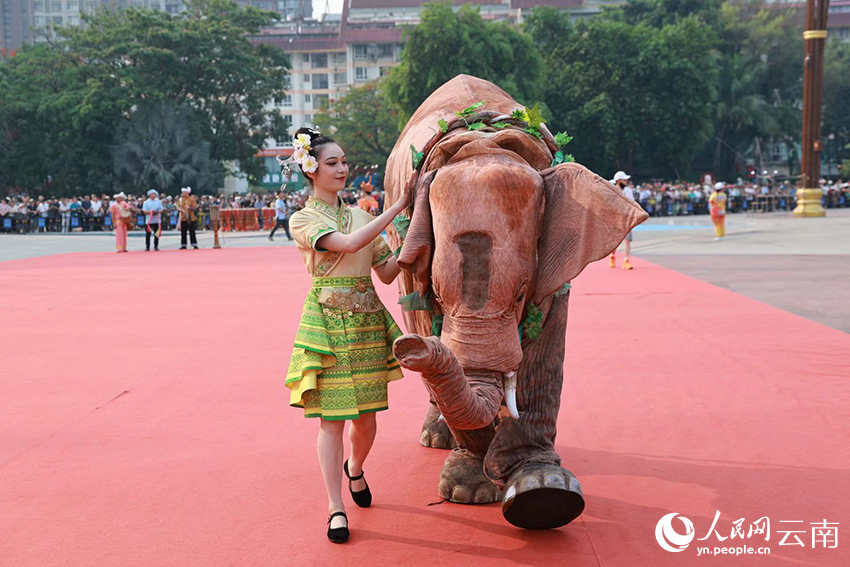 Xishuangbanna celebrates Dai New Year with grand parade