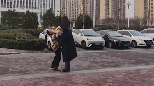 Security guard waltzes kindergartner to her mom