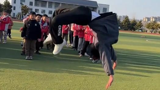 PE teacher's Kung Fu stuns students