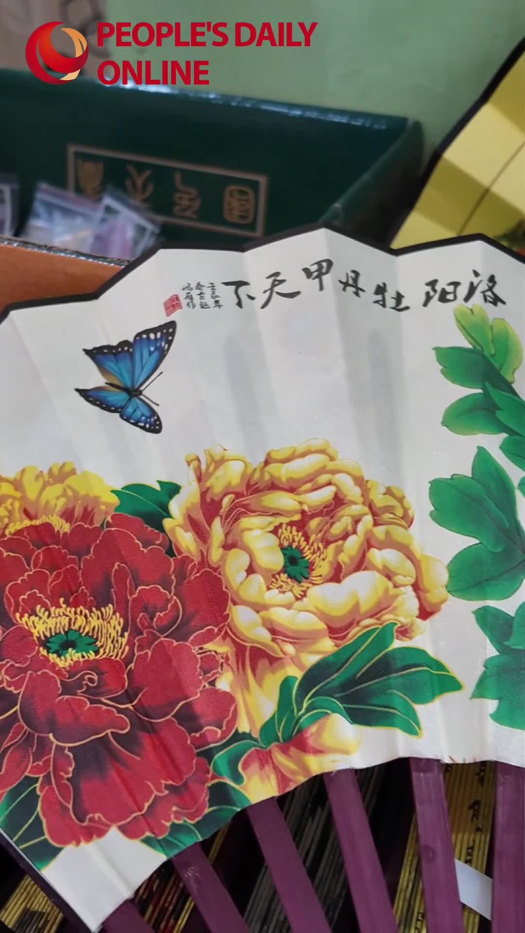 Eurasian journalists discover art of Chinese folding fans