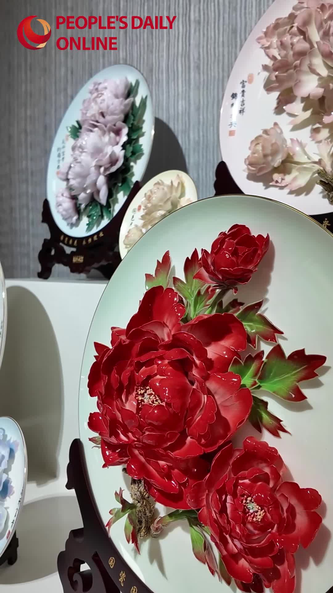 Eurasian journalists explore peony porcelain craft in Luoyang