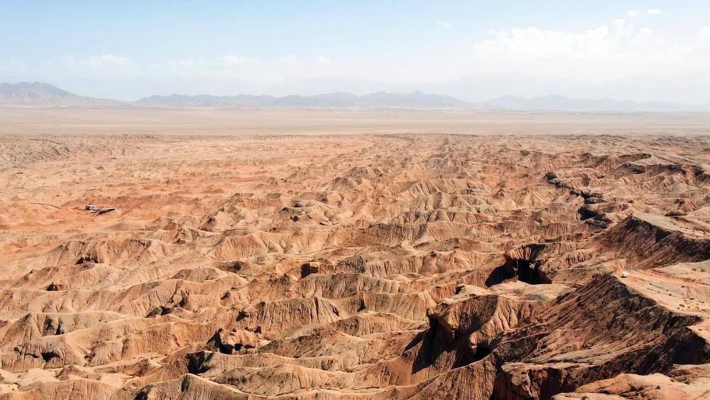 'Mars-like' red cliff region in NW China's Qinghai attracts tourists