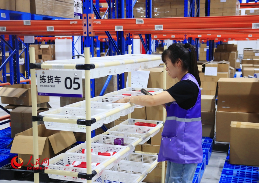 C China's Zhengzhou: One-click global trade drives cross-border e-commerce development