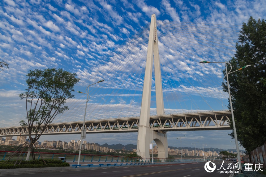 Chongqing's new iconic bridge draws visitors with futuristic design