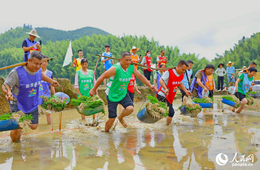 Villagers enjoy fun sports meet in terraced fields in Chongyi, E China's Jiangxi