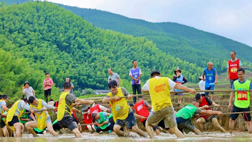 Villagers enjoy fun sports meet in terraced fields in Chongyi, E China's Jiangxi