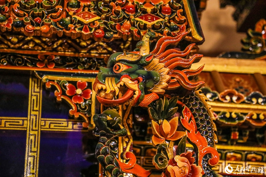 Inheritor promotes Shidiao woodcarving in SW China's Xizang