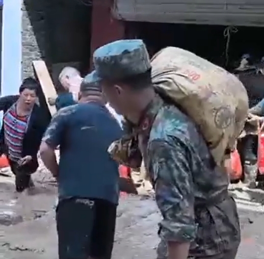 Chinese soldiers assist in silt cleanup