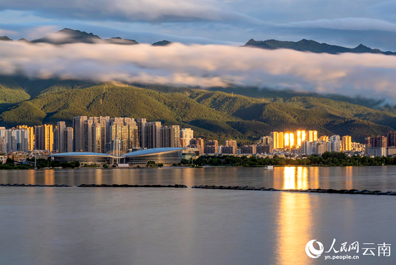Sunlight after rain turns Dali's Cangshan Mountain and Erhai Lake into majestic painting